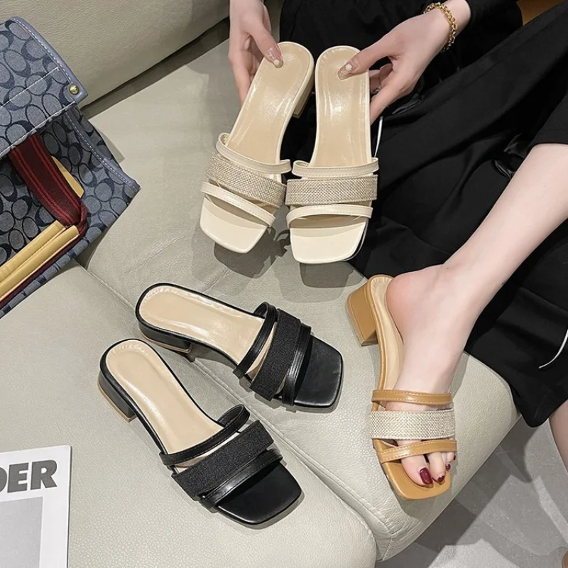 

Тапочки Новинка 2023 женская обувь Летняя Корейская версия сандалии с квадратным носком и искусственной пяткой на среднем каблуке