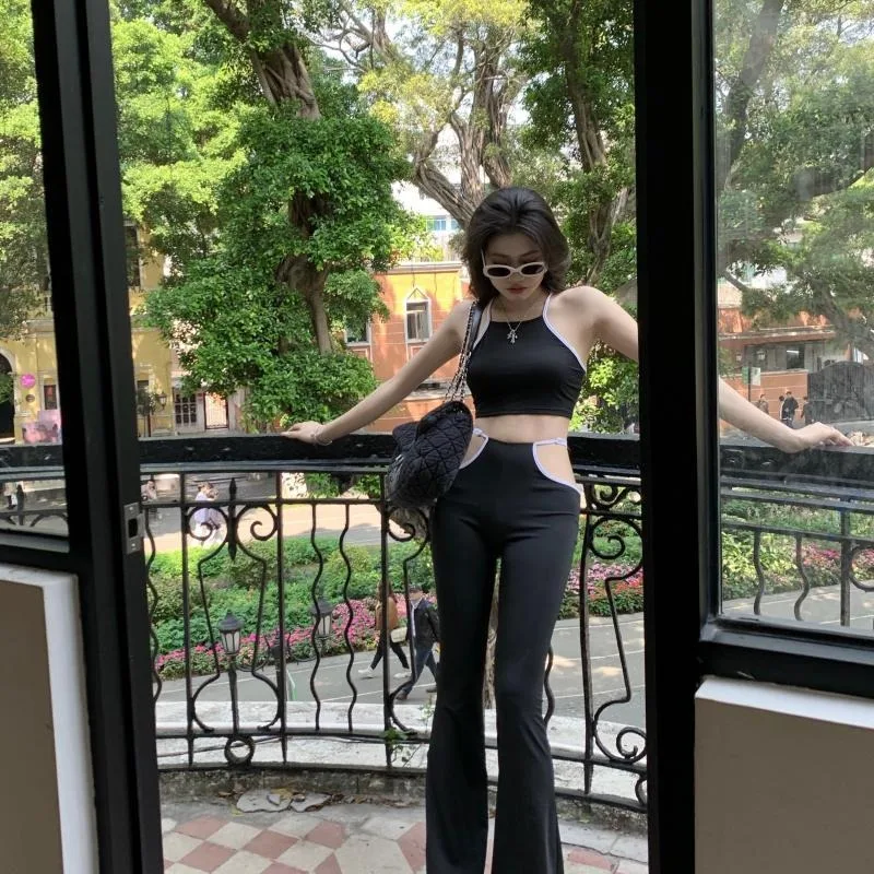 Комплект из двух предметов: футболка и шорты с уникальными небольшими ремешками