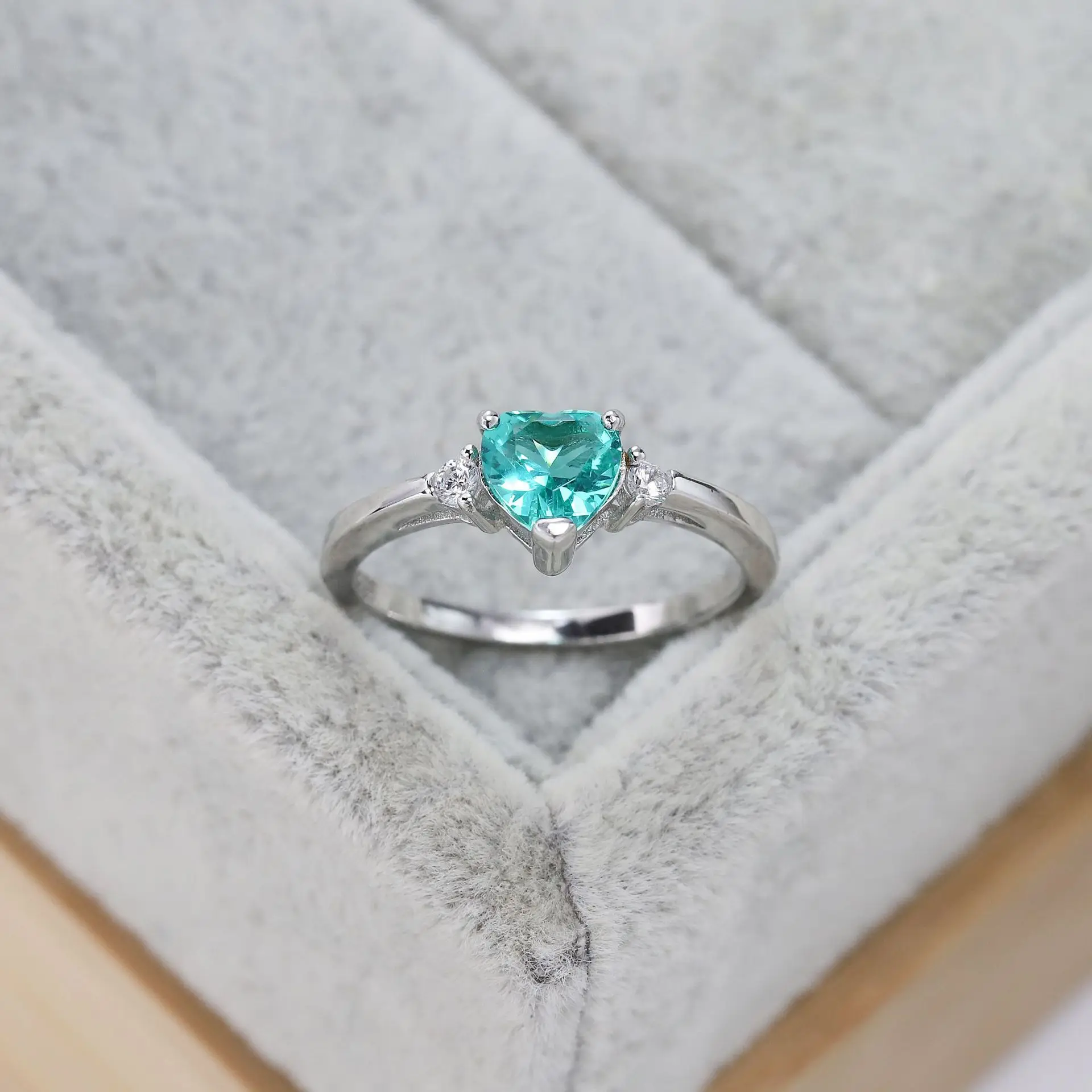 

S925 sterling silver ring simple heart-shaped emerald ring European and American design elegant personality wedding ring