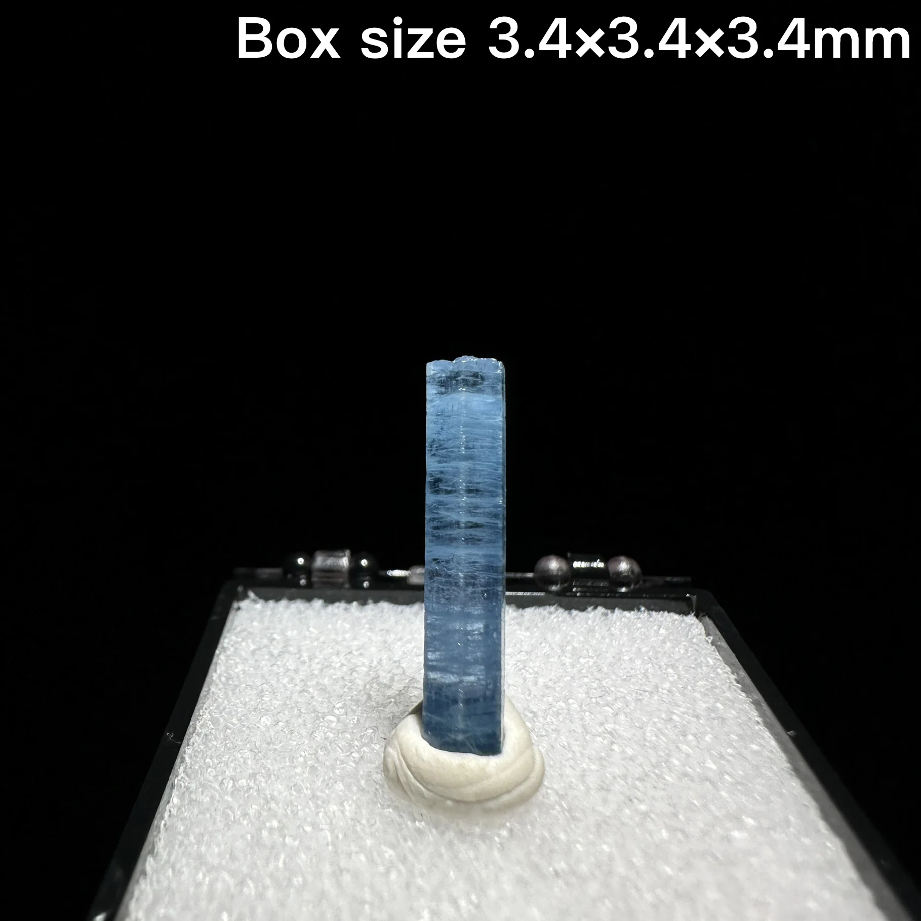 

Натуральный аквамарин: необработанный кристалл с неровными краями, образец минерала с Мадагаскара, декоративный камень для дома, предмет для демонстрации, подарок