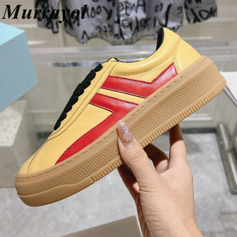 Разноцветные туфли из натуральной кожи на плоской подошве со шнуровкой