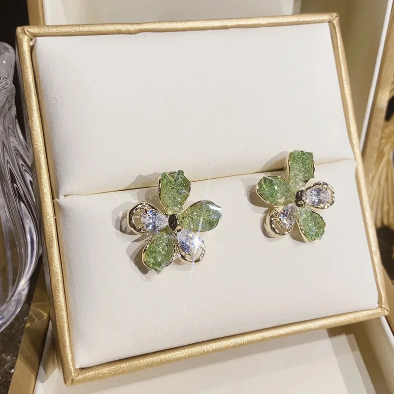 Женские серьги в виде цветов с зелеными кристаллами
