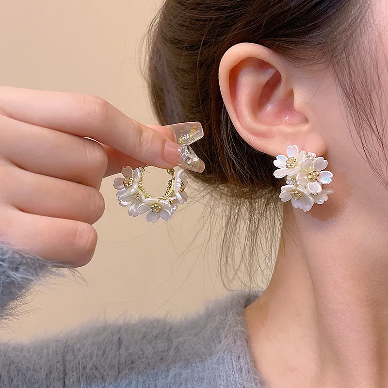 

2023 New Versatile Style Flower Earrings for Women Fashion Light Luxury Style Geometric Earrings Jewelry Accessories Charm Gift