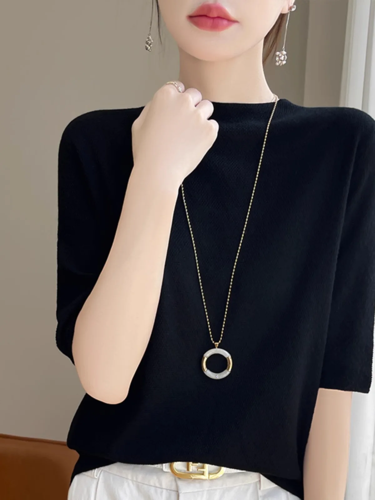 Женская трикотажная футболка с коротким рукавом и воротником-стойкой