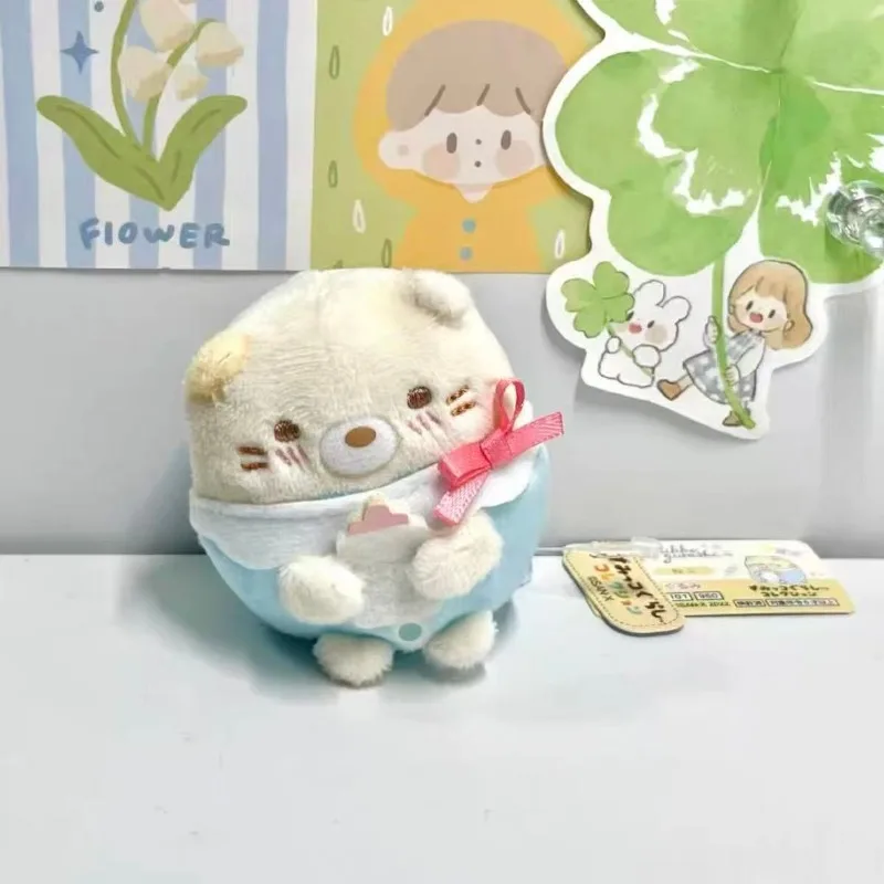 Фото Плюшевая игрушка Sumikko Gurashi из серии «Пустышки»: котёнок Неко с милым кружевным нагрудником и бантом. Мягкая игрушка-украшение SumikkoGurashi. №5