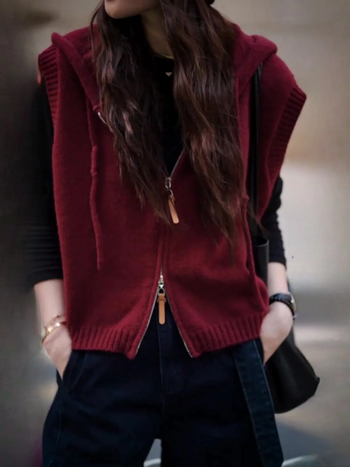 Дизайнерский вязаный жилет без рукавов с двойной молнией и капюшоном на осень