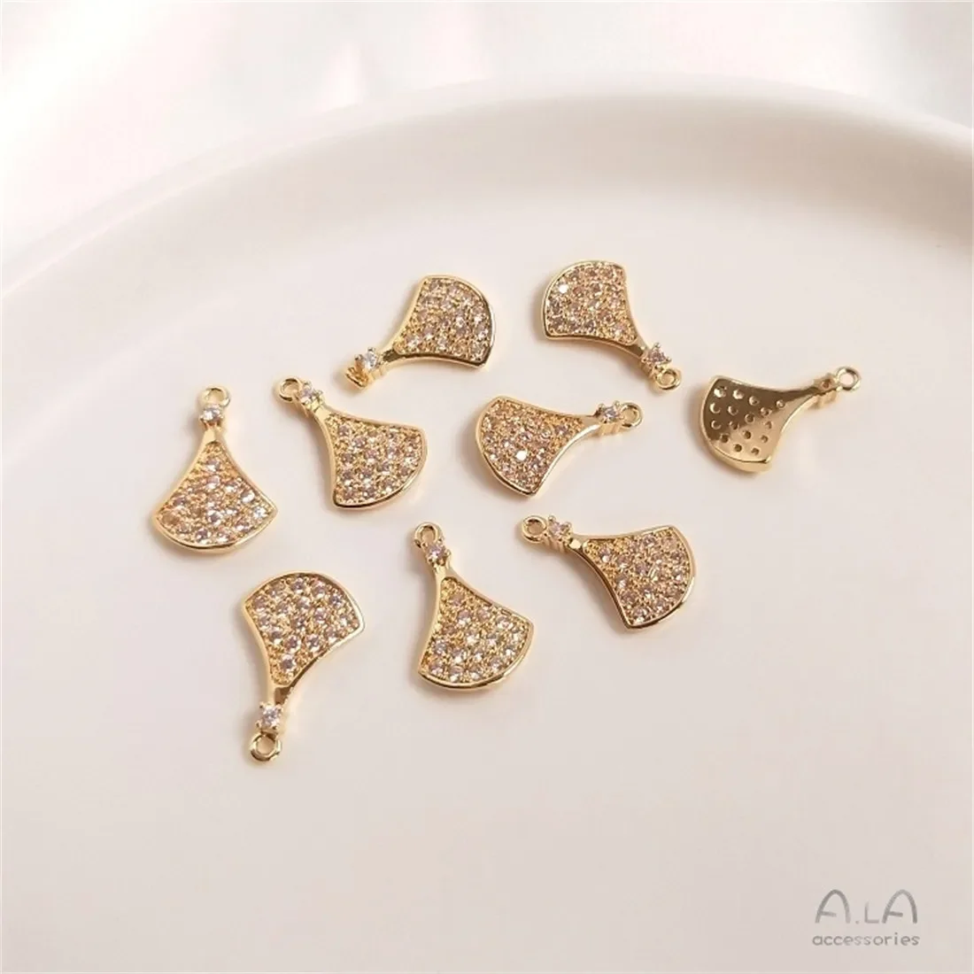 Полный бриллиантов 14-каратного золота с микроинкрустацией цирконом маленькая