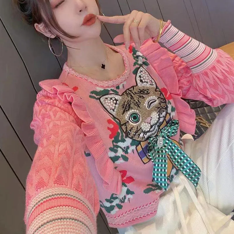 Короткий трикотажный женский свитер с круглым вырезом свободный оборками и