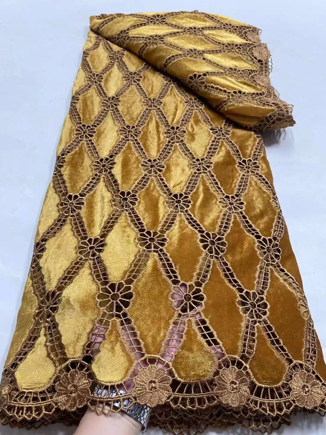 Новейшая сухая хлопчатобумажная кружевная ткань с золотыми кристаллами 2024