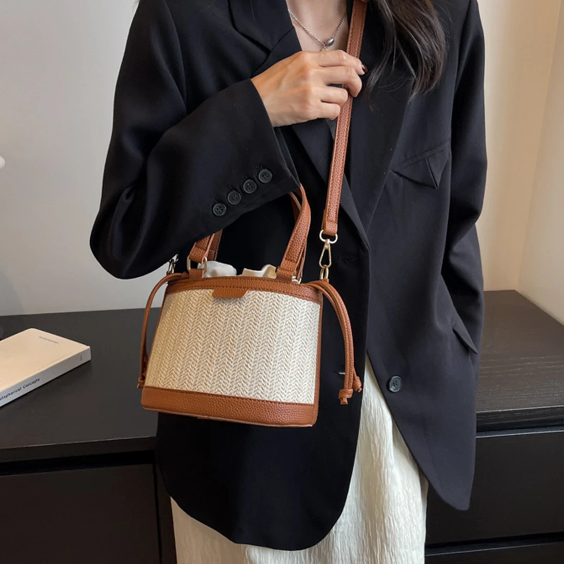 New Straw Braid Crossbody Bucket Bag Summer Fashion Niche Design Adjustable Strap Shoulder Bags For Women Vintage Bohemian Style