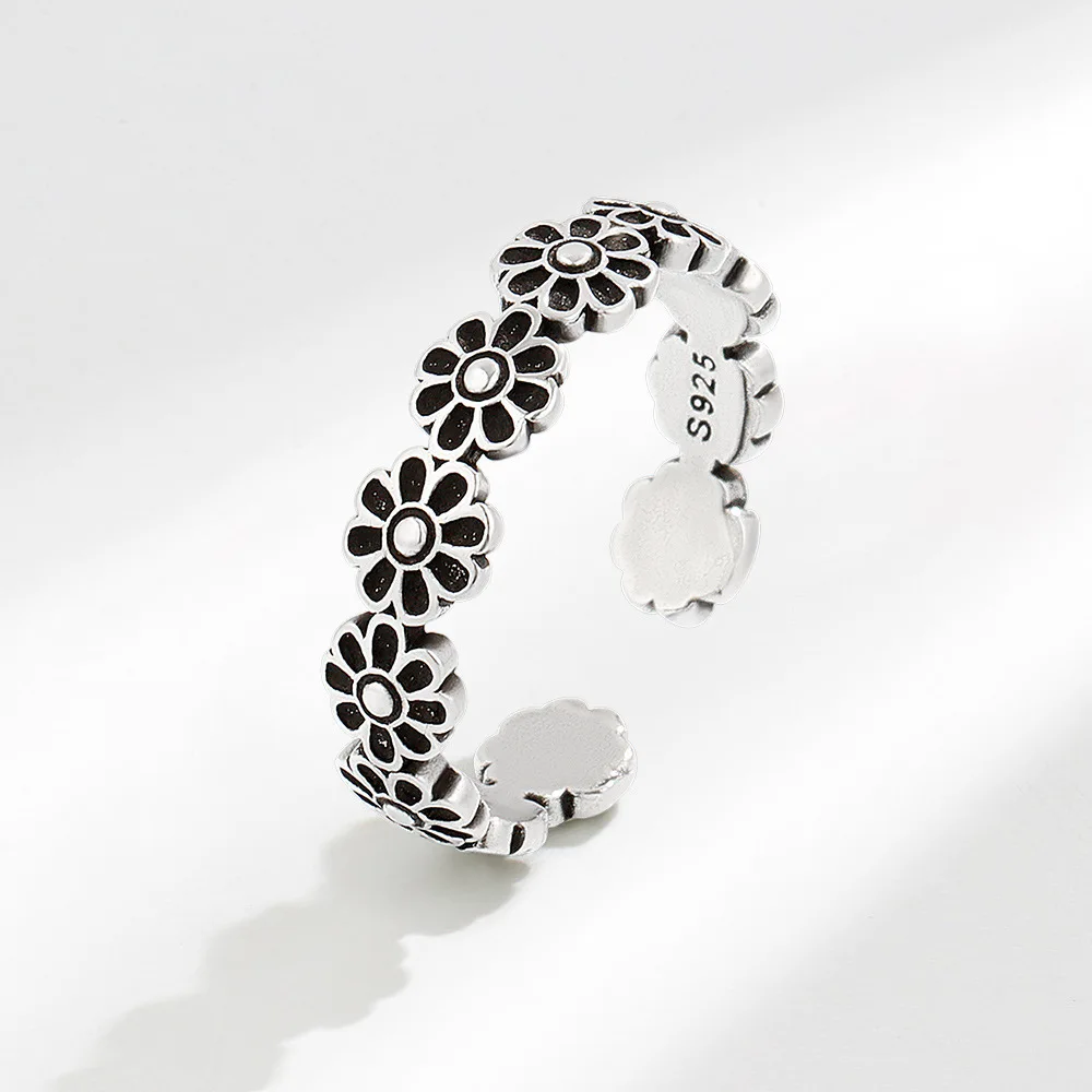 

Женское кольцо из серебра 925 пробы, с маленькой маргариткой