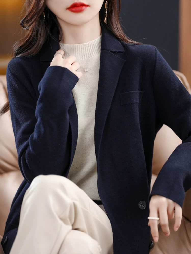 Рисунок 6 - Женская осенне-зимняя трикотажная