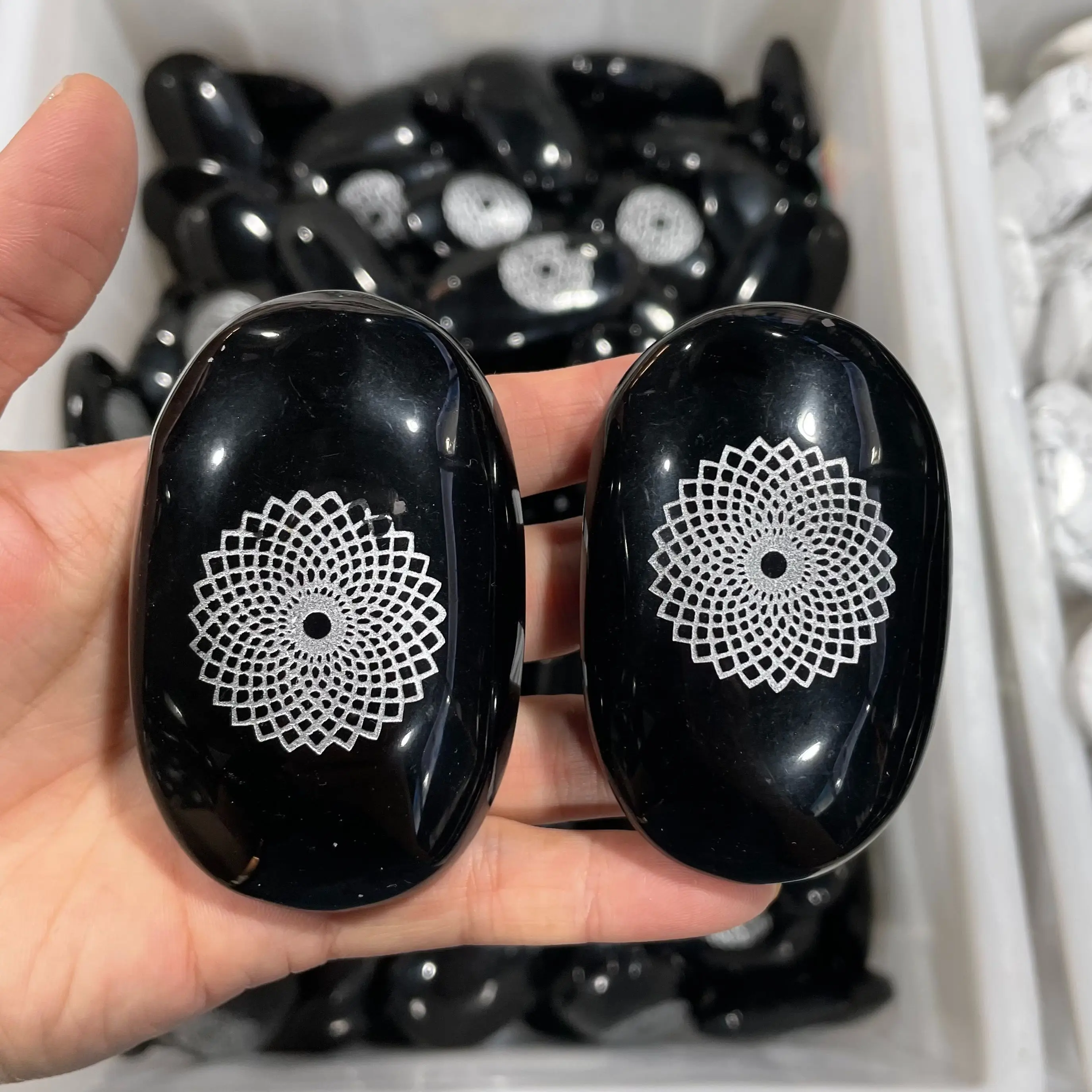 

80-120g Natural obsidian inscription plam printing reiki healing ornaments 1pcs