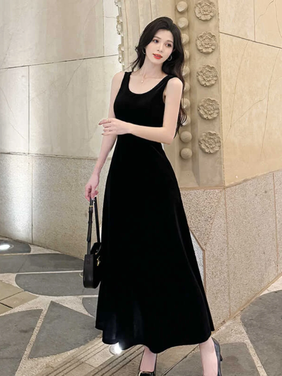 Черное золотое бархатное платье на бретельках для женщин новинка 2024