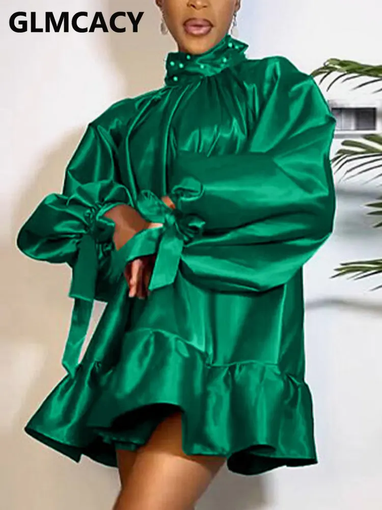 

Женское свободное атласное платье с рукавом-фонариком, воротником-хомутом и бисером