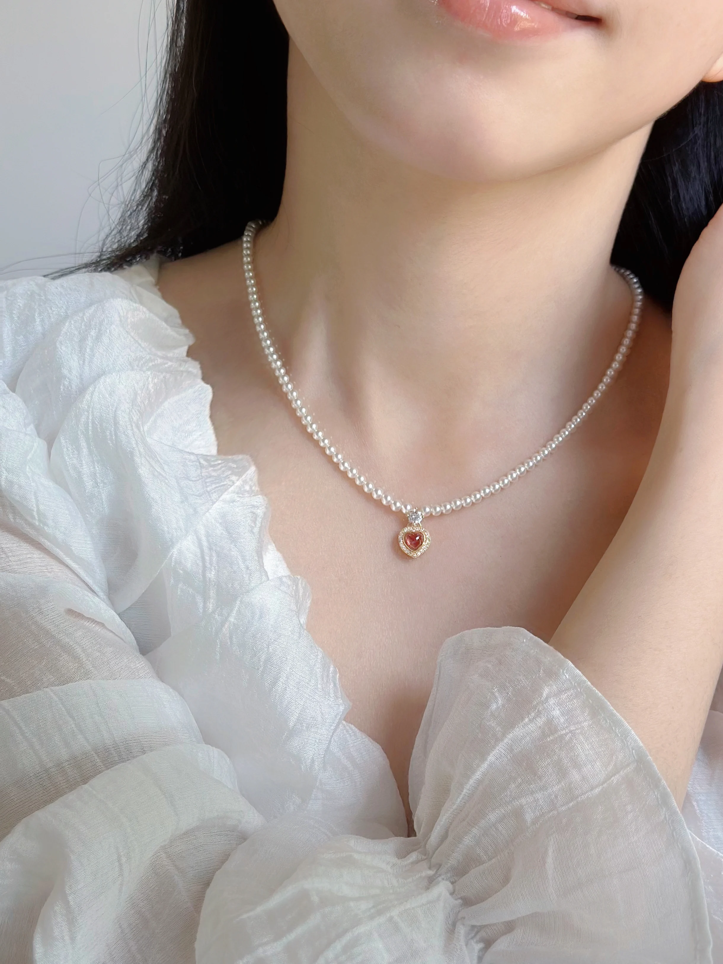 Роскошное ожерелье винно-красного цвета с блестящим цирконом и жемчугом высокой