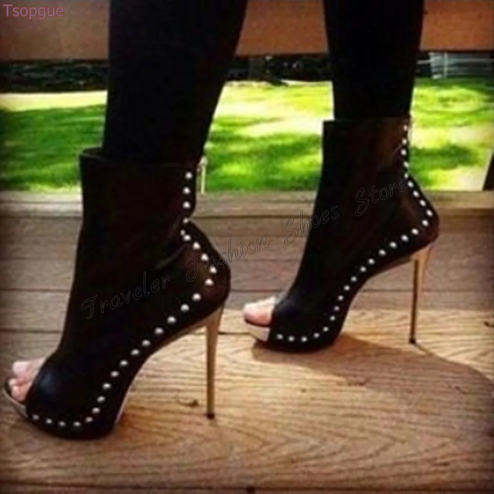 Черные ботинки с открытым носком и заклепками декоративные на молнии сзади туфли