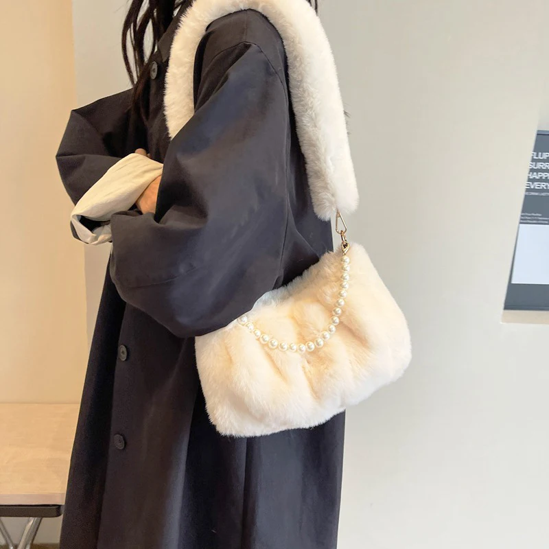 

Новинка 2023, модная женская плюшевая сумка через плечо, Высококачественная нишевая дизайнерская сумка для подмышек, благородная сумка с жемчужной цепочкой, модные зимние сумки-тоуты