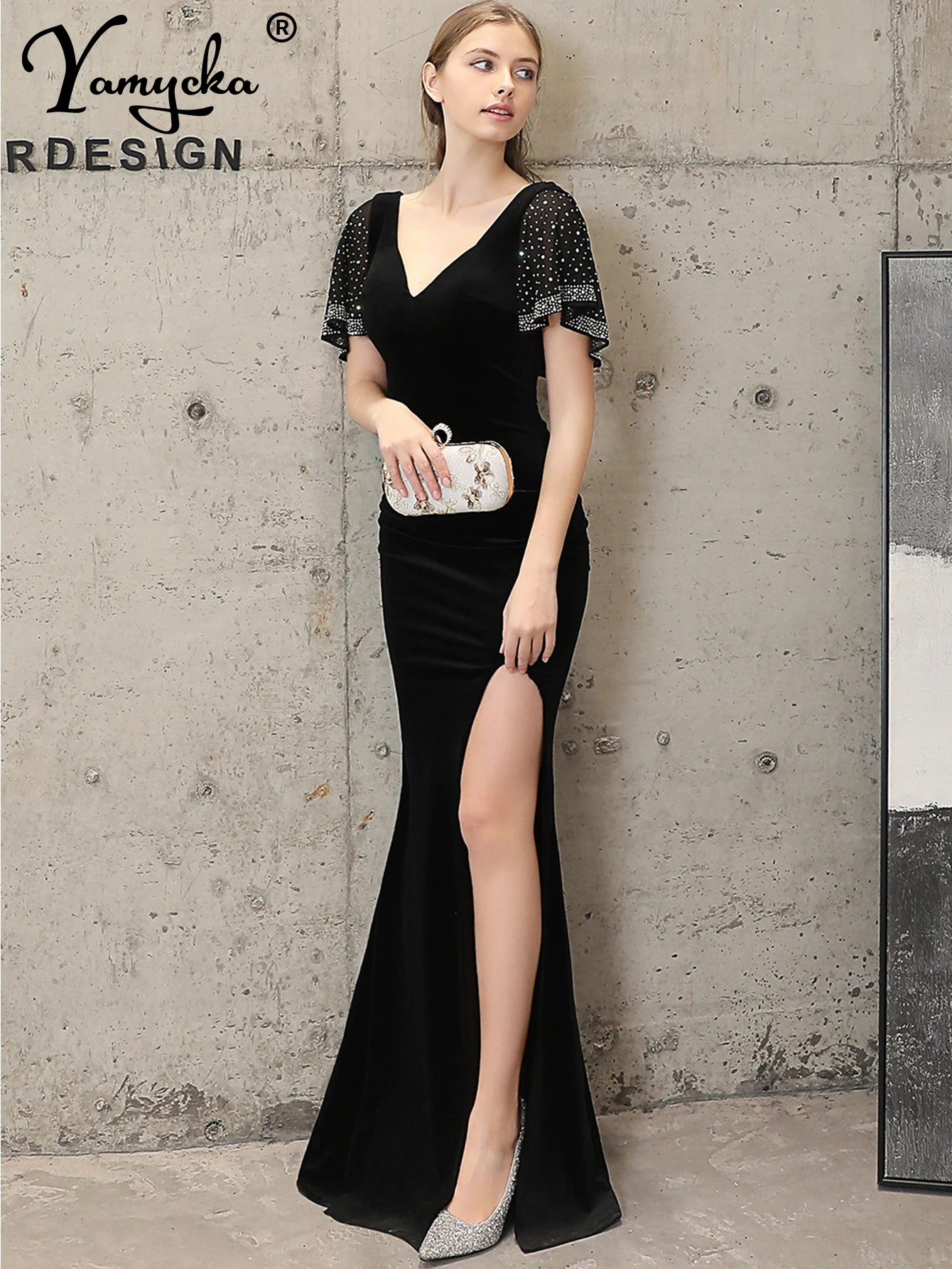 Женское бархатное платье Yamycka чёрного цвета