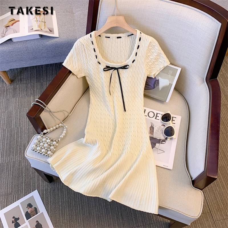 

Женское трикотажное платье-футляр с коротким рукавом и круглым вырезом