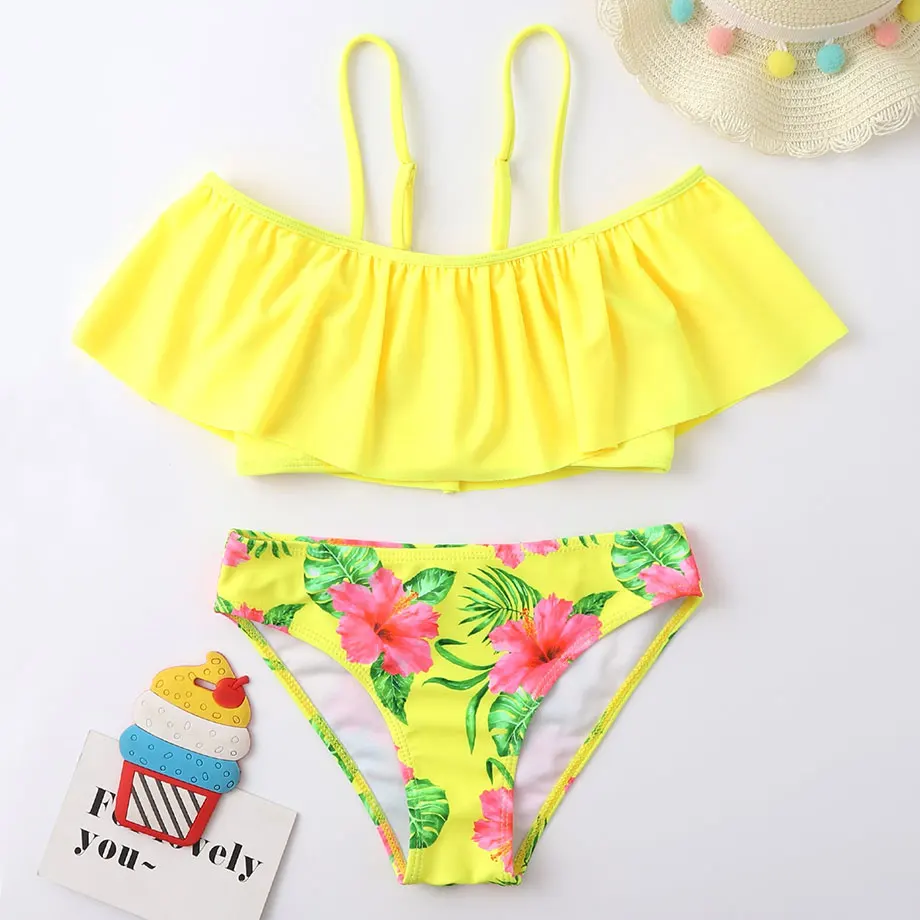 

Купальник с цветочным принтом для девочек, детский купальник из двух предметов с оборками на подоле, комплект бикини с открытыми плечами, ку...