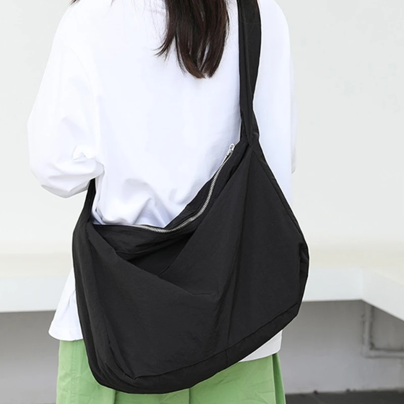 Сумка через плечо в подарок для женщин и девочек однотонная дорожная