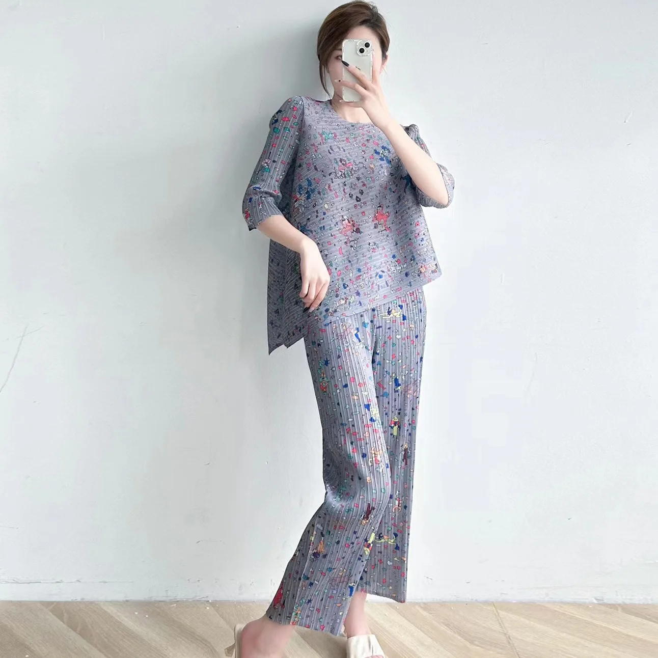 

Miyake Pleated Suit for Women, Graffiti Printing, Loose and Irregular Top, Casual Pants, New Fashion, Summer, 2021, 2 Pcs