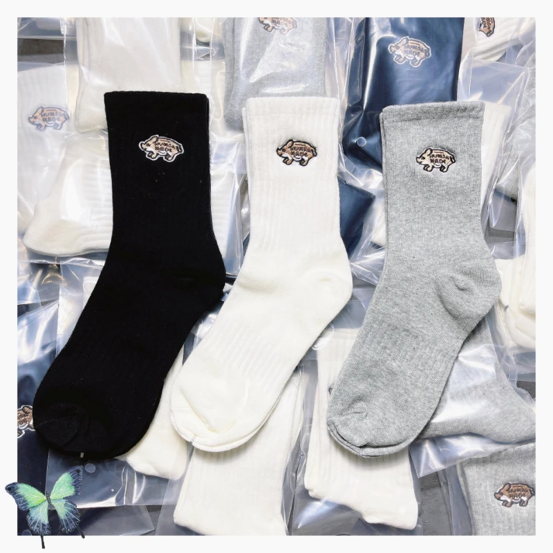 

Носки ручной работы с вышивкой мультяшная свинья