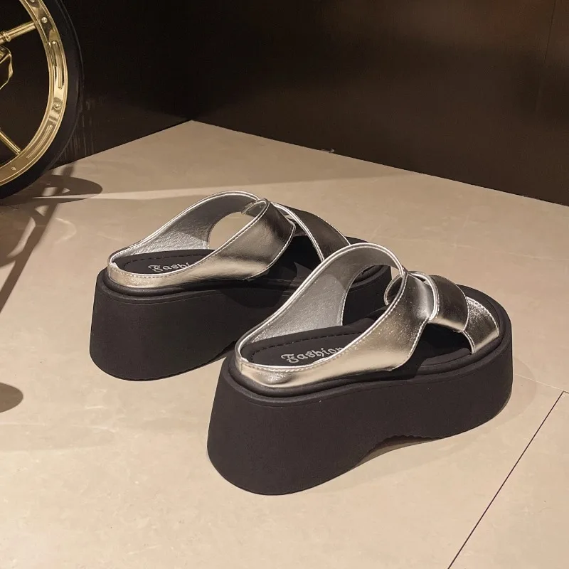 Шлепанцы женские кожаные на танкетке 7 см пляжные сандалии массивной подошве