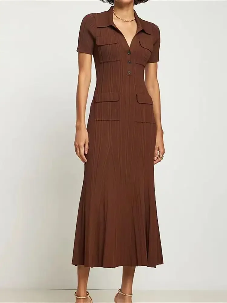 Женское трикотажное платье миди с отложным воротником и несколькими карманами