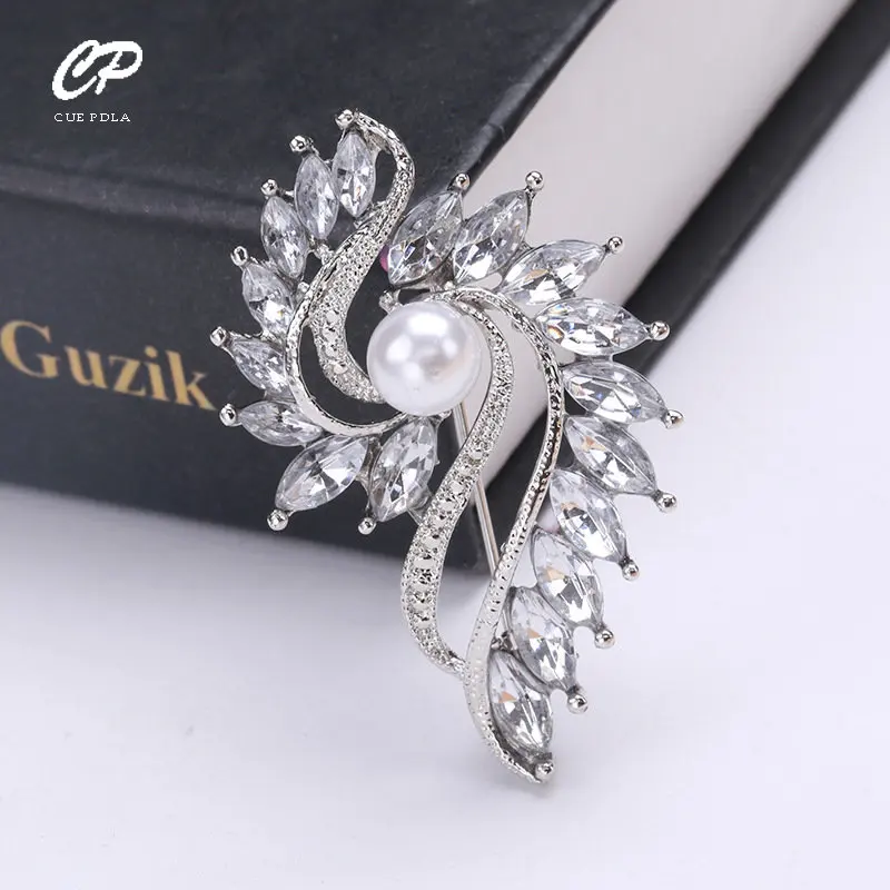 

Fashionable Small Crystal Pearl Brooch Embellished with Suit Pins Simple and Fresh Women's Accessories Anti Glare Fixed Buckle