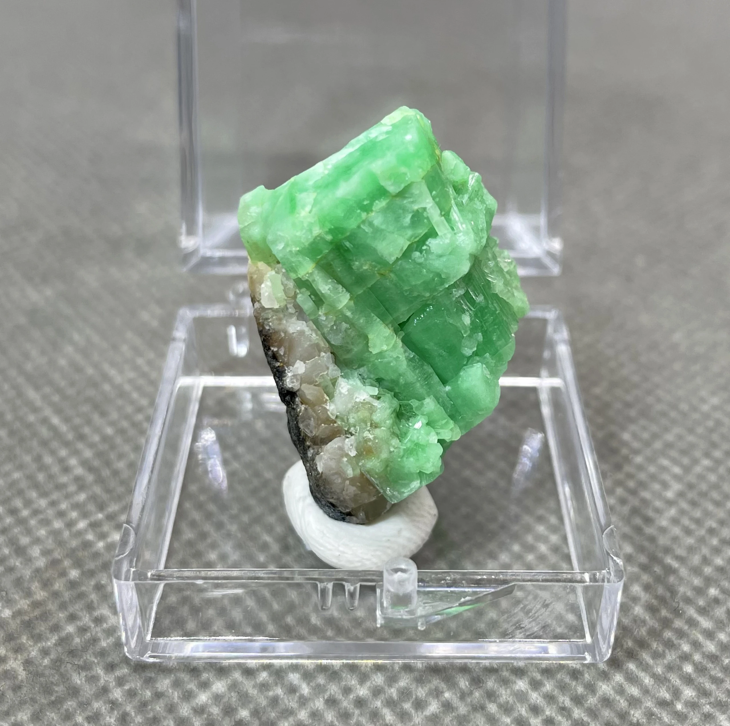 

Новинка! 100% натуральный Зеленый Изумрудный фотоэлемент-искусственные камни и кристаллы кварца (размер коробки 3,4 см)