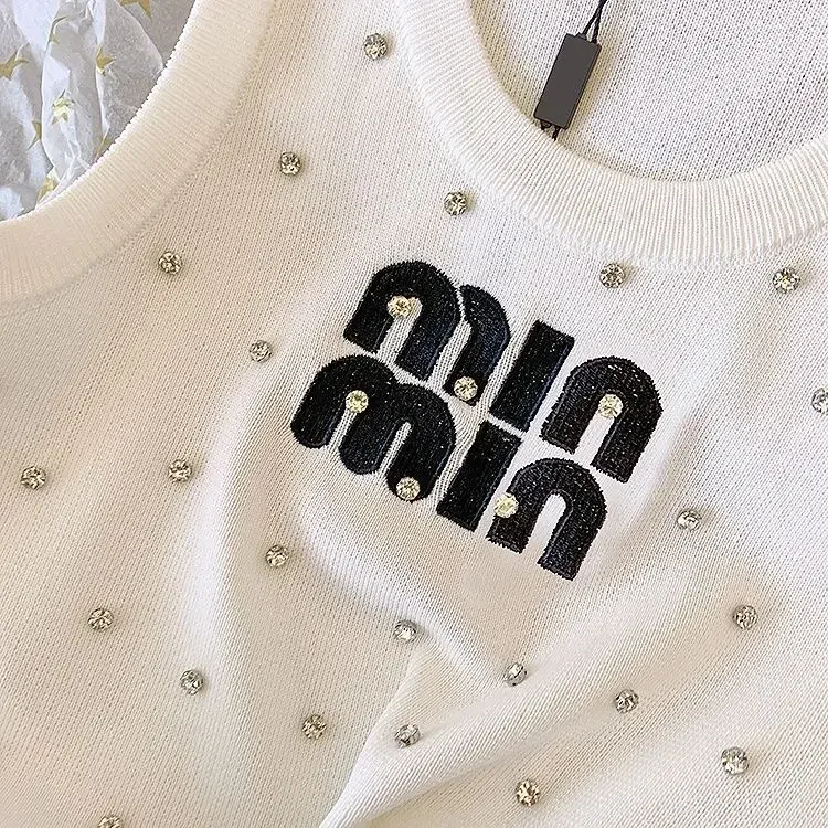 Женский топ с вышитыми бусинами