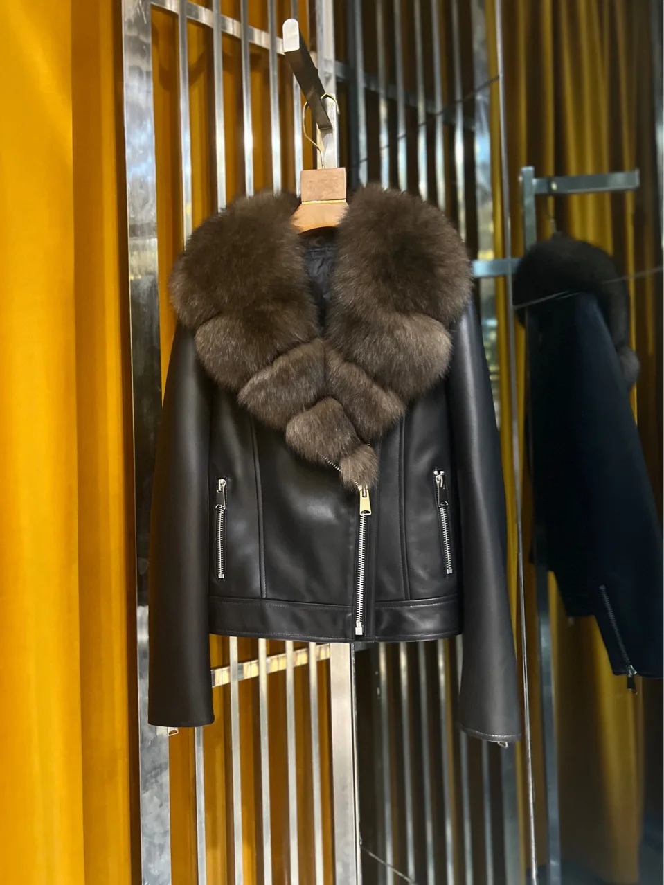 Autumn Winter Brand New Designer Women's High Quality Fox Fur Collar Lambskin Leather Coat B750