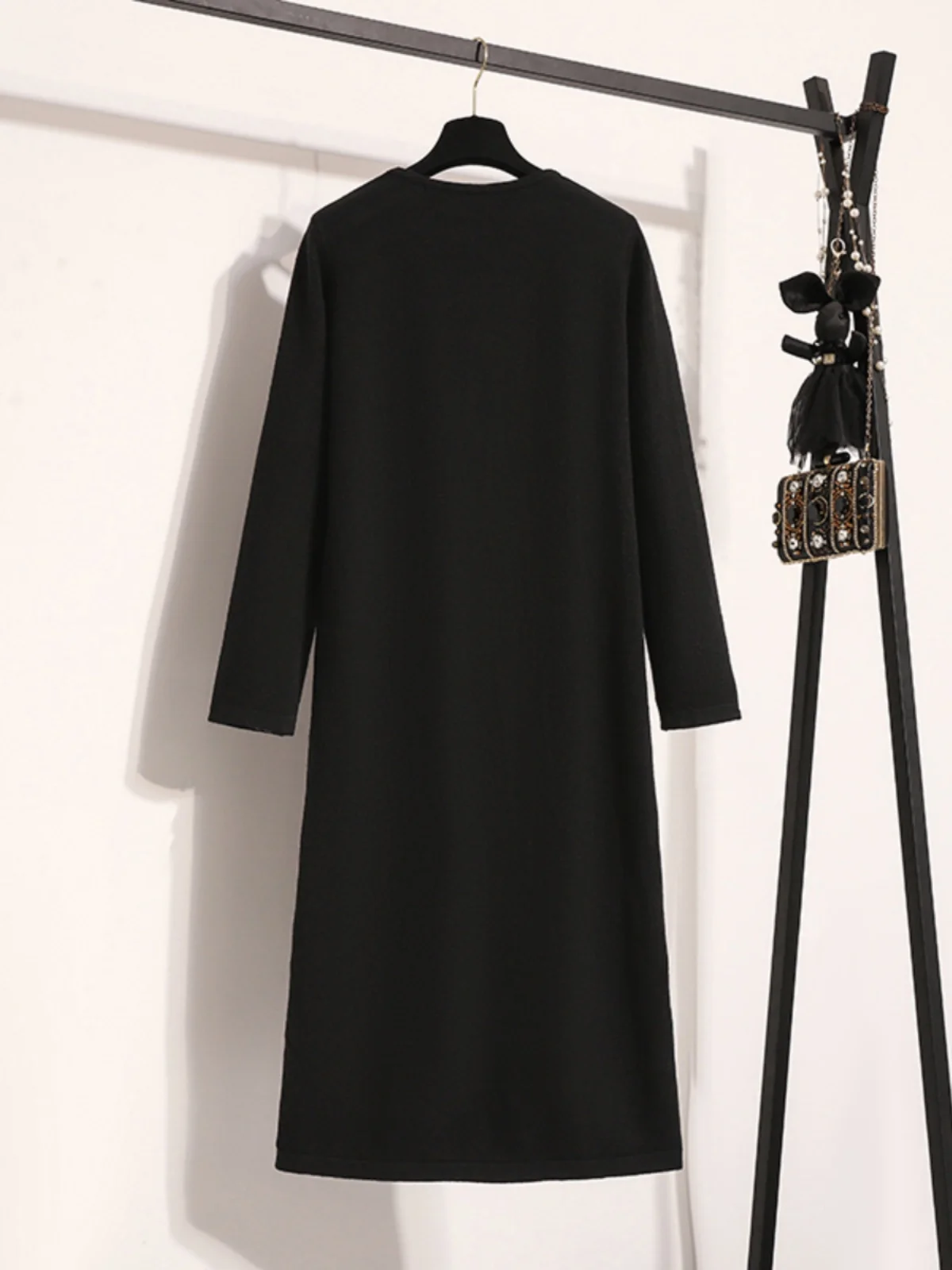 Необычное черное трикотажное платье с длинными рукавами осень-зима 2024 Новое