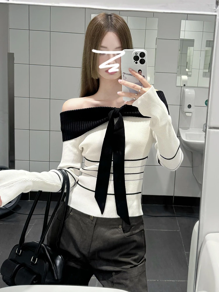 Высококачественный вязаный свитер с открытыми плечами в белую полоску осень 2023