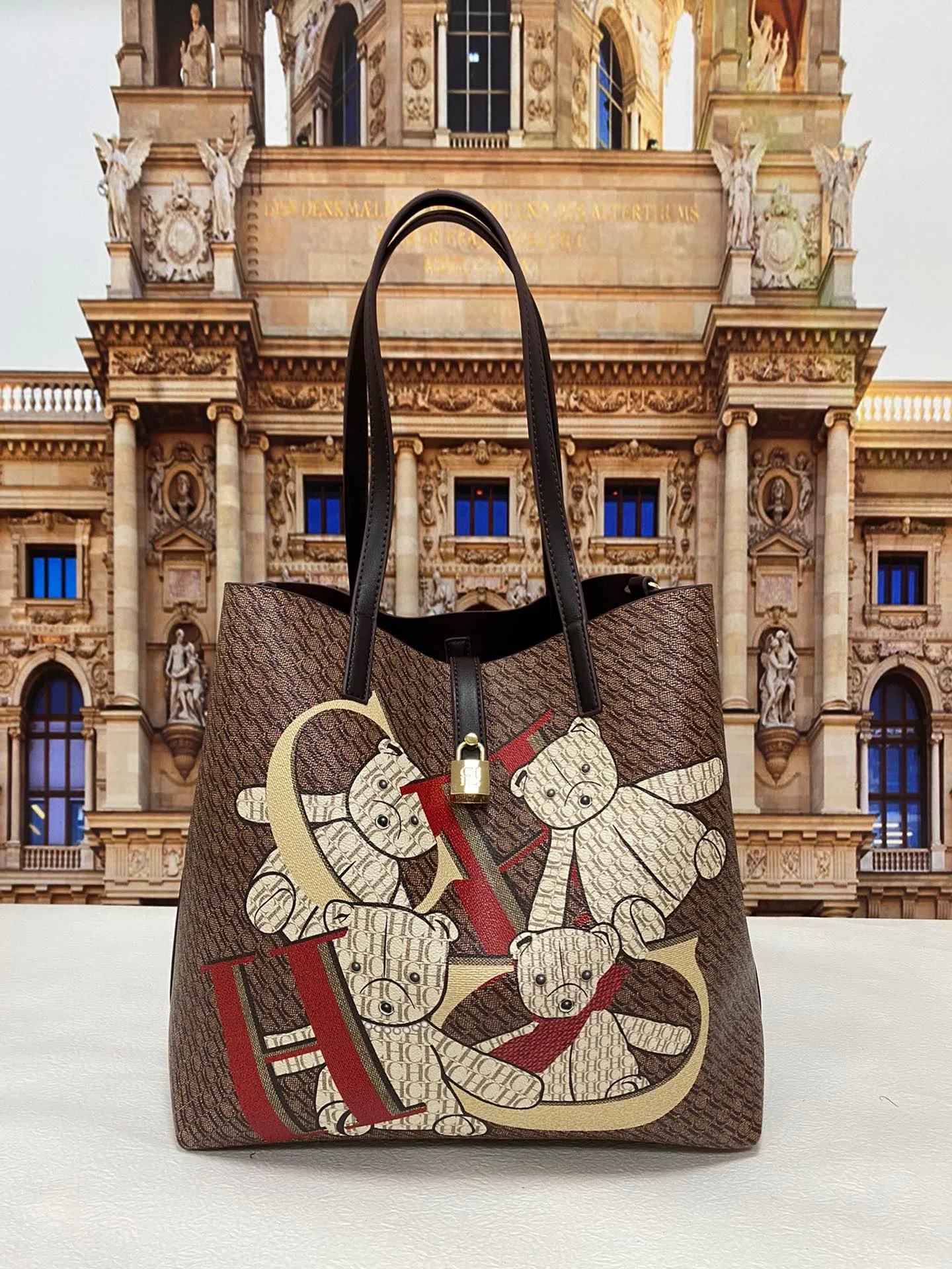 

CHCH Women's Portable Shoulder Bag Large Capacity Bucket Shaped Metal Zipper Buckle Decorative Bear Pattern Big Designer Luxury