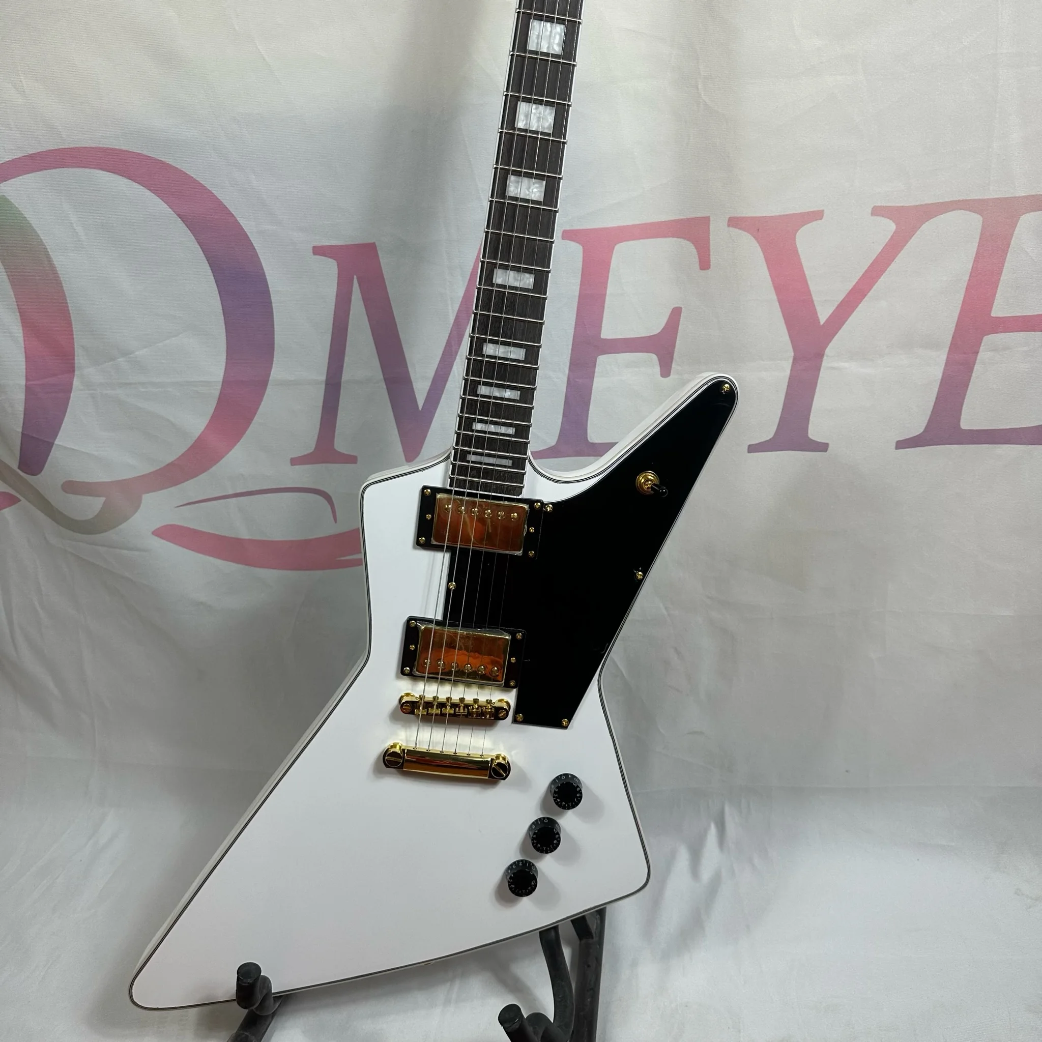 

Special Shaped Goose Integrated Electric Guitar White High Quality Factory Direct Sales