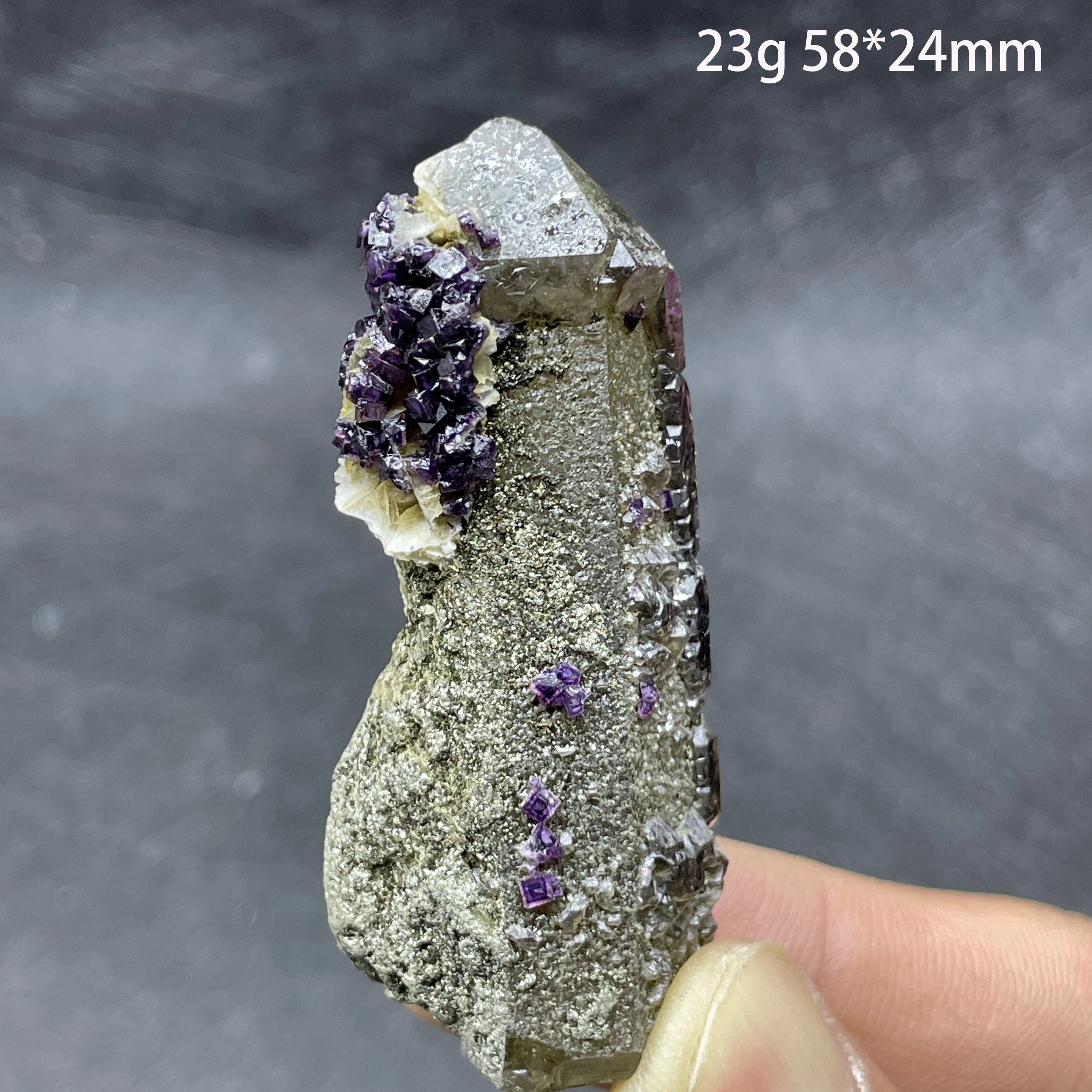 

Фиолетовый флюорит с дымчатым кварцем, минеральный образец