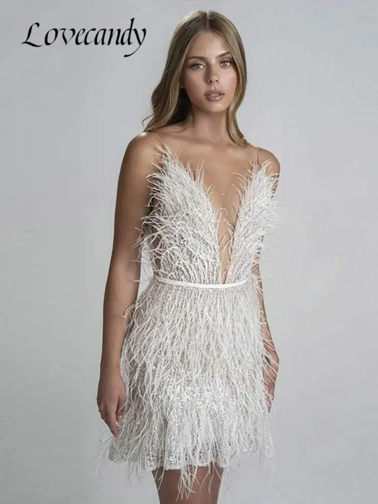 

Женское платье на бретельках с V-образным вырезом и открытой спиной