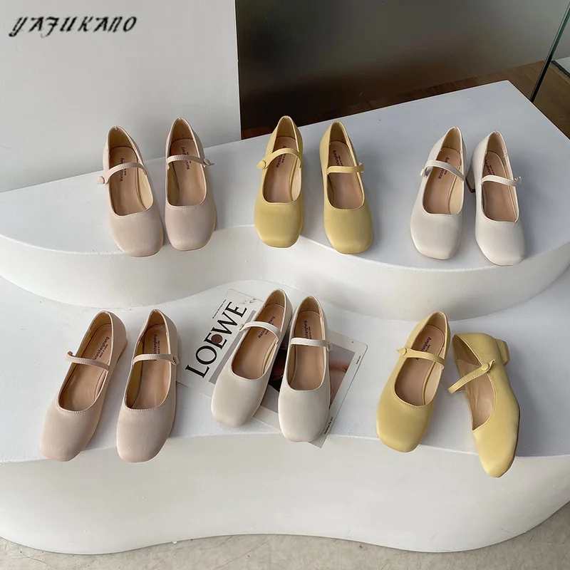 

Женские туфли-лодочки с ремешком и пряжкой, на квадратном каблуке