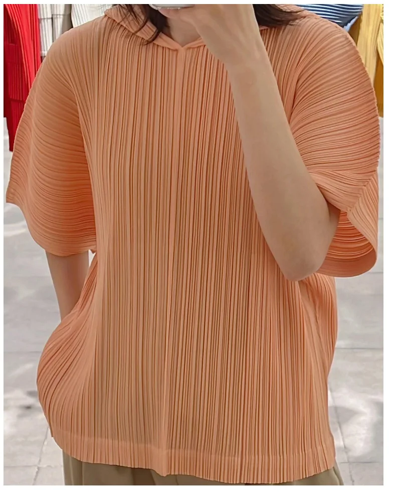 Фото Женская футболка с капюшоном, лето 2026, Новое поступление, однотонная классическая плиссированная футболка с короткими рукавами, свободная посадка, женская футболка больших размеров №2