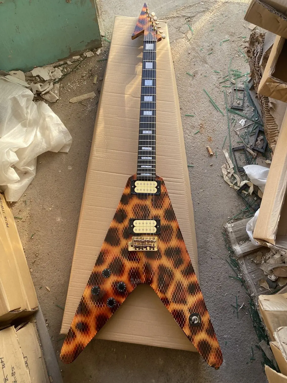 

Custom Made Left handed Shape V Version Body Lefty Electric Guitar