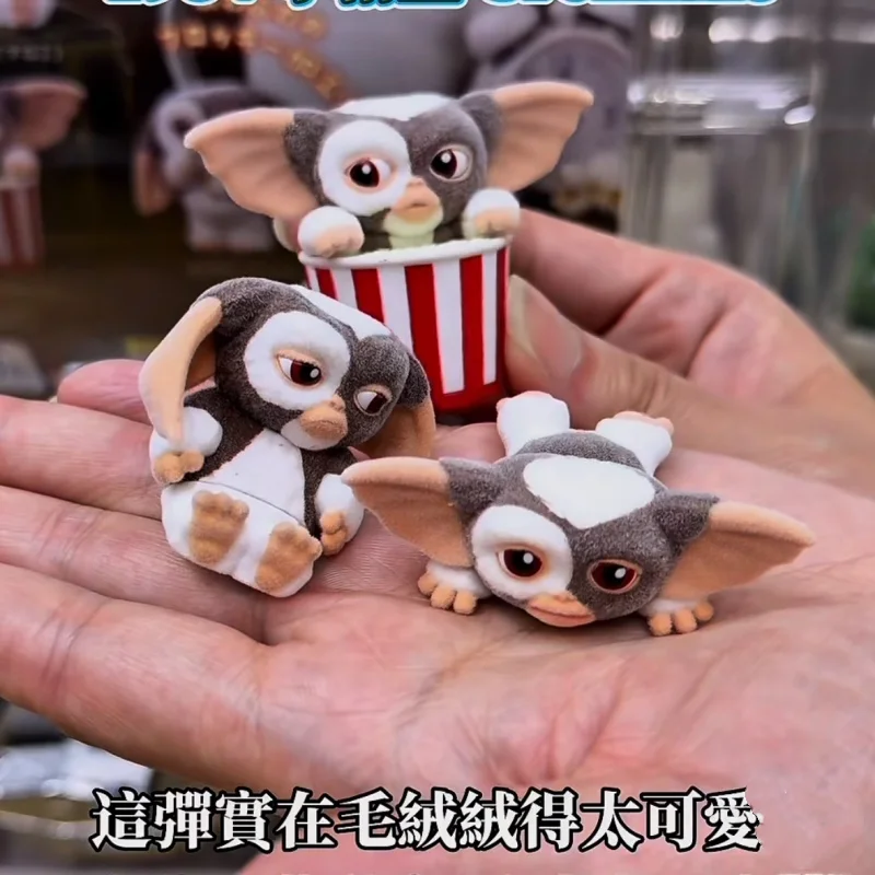 Фото Коллекционная мини-фигурка Bandai Gremlins Gizmo Flocked в капсуле Gashapon: персонаж фильма ужасов, настольное украшение, игрушка №2