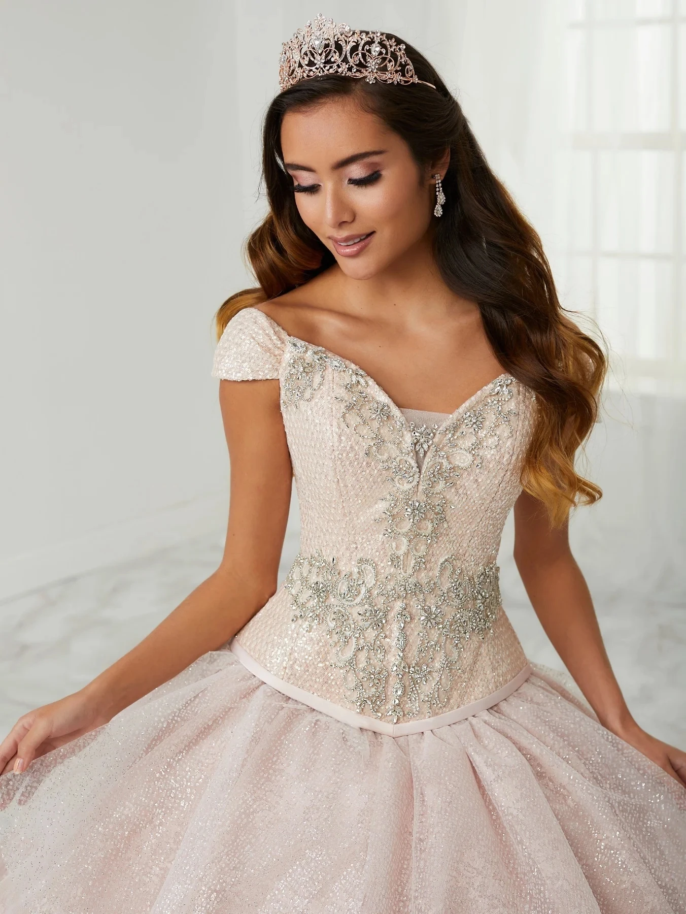 Розовые платья Charro Quinceanera бальное платье с открытыми плечами тюль расшитый