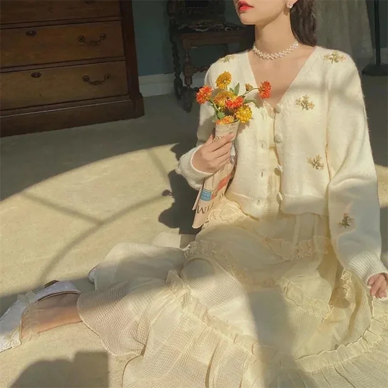 Женский короткий кардиган с вышивкой и V-образным вырезом