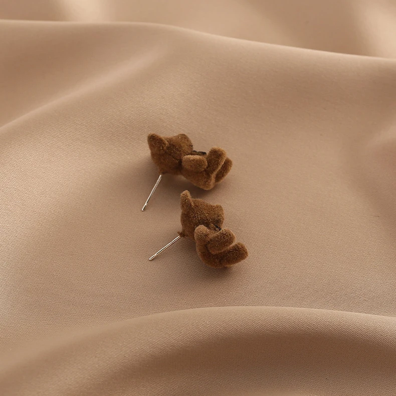 Набор украшений для женщин и девочек "Серьги с медведями на подложке из флокированного материала и ожерелье в коричневых и хаки тонах" с пендантами в виде милых животных.