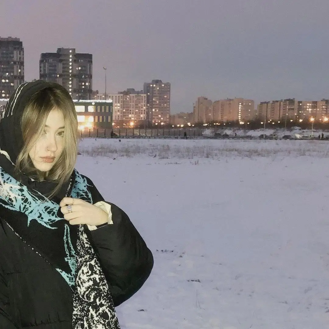 снуд-хомут fun2mass. шарф висит. шарф лежит на поверхности. потерянный шарф. к чему потерять шарф.