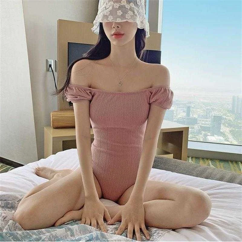 

Женский купальник с открытыми плечами, скрывающий живот