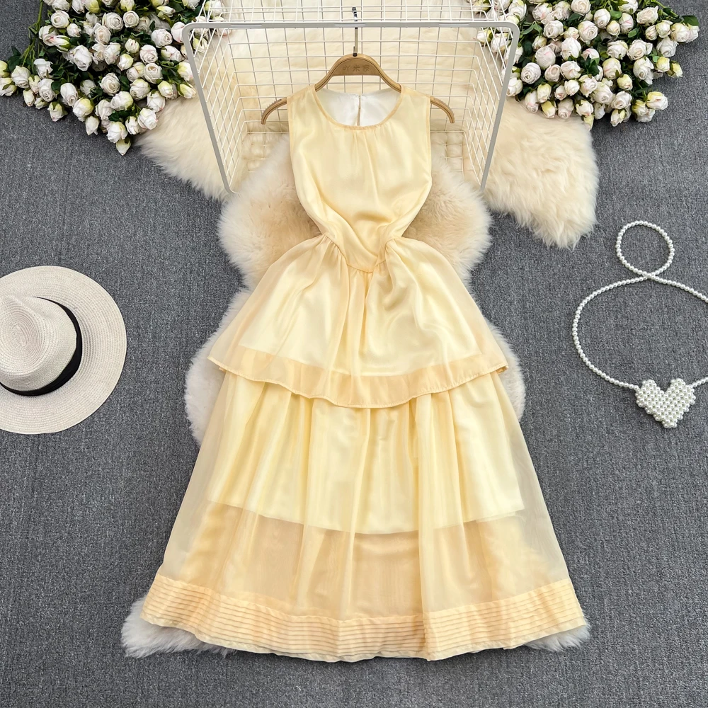 

Приталенное платье без рукавов, с круглым вырезом